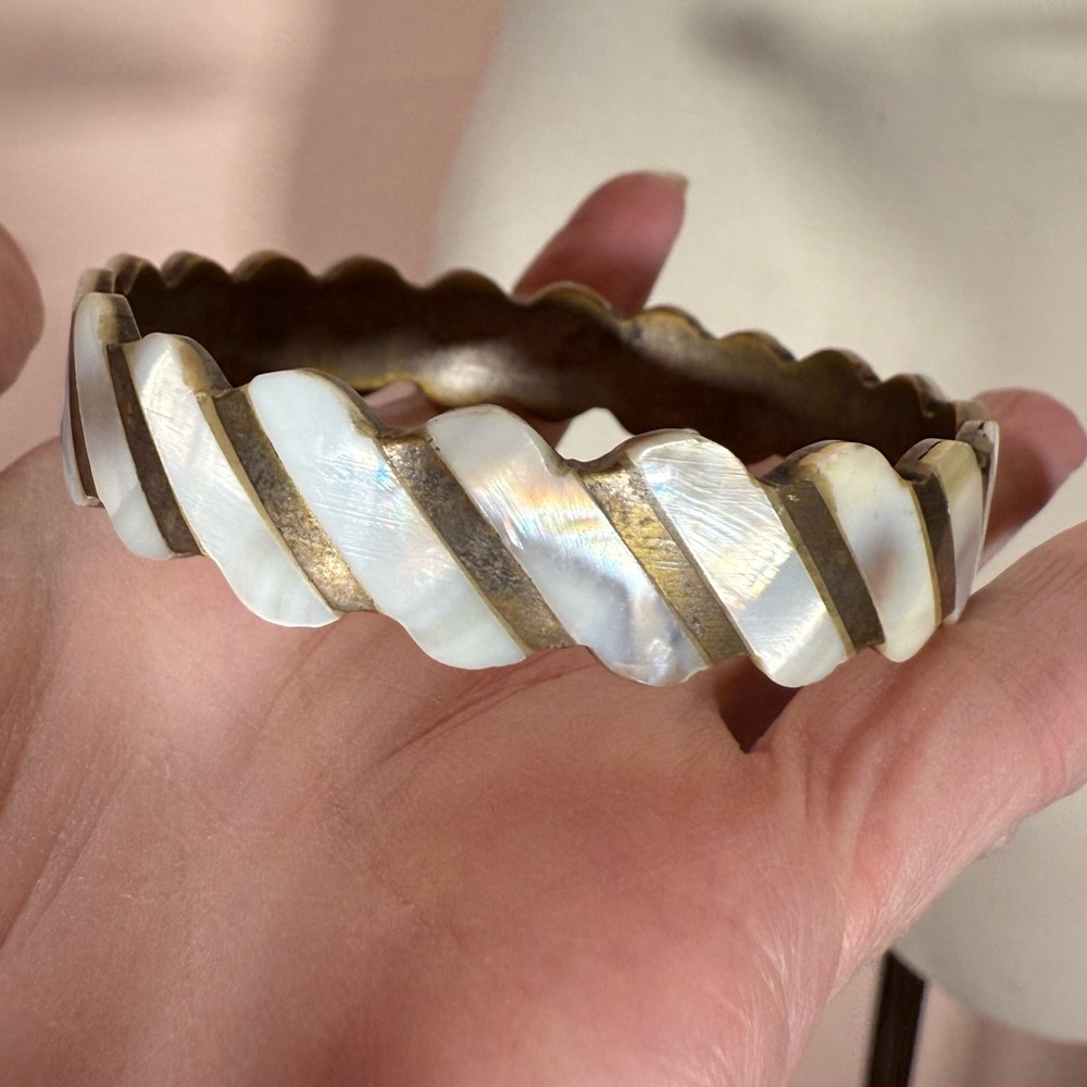 Vintage Mother of pearl brass scalloped art deco wide bangle bracelet - Picture 16 of 17